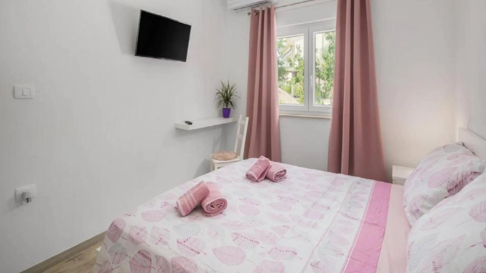 Three Bedroom Villa, Pool, Private Garden 拉宾